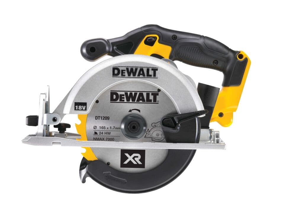 Sierra circular inalámbrica DEWALT con empuñadura negra y amarilla, protector de hoja plateado y marca DEWALT visible.