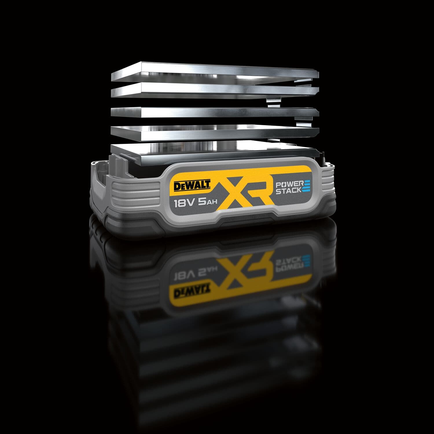 Una batería DEWALT XR POWERSTACK 18V 5Ah, mostrada con capas reflectantes encima para ilustrar su tecnología de celdas apiladas, fotografiada sobre una superficie negra reflectante.