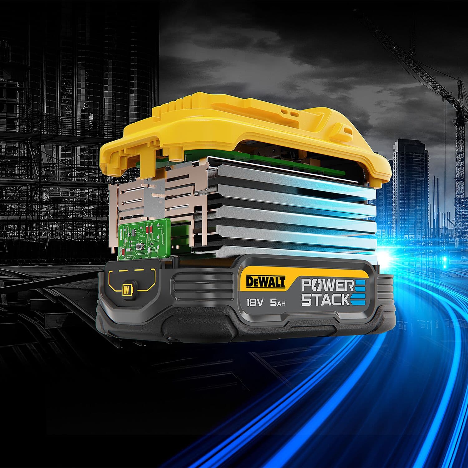 Se muestra una batería DEWALT POWERSTACK 18V 5Ah en una vista en corte, revelando los componentes internos y las celdas apiladas. La batería está ubicada frente al fondo de un sitio de construcción con grúas y edificios altos, resaltado por rayas de luz azul.