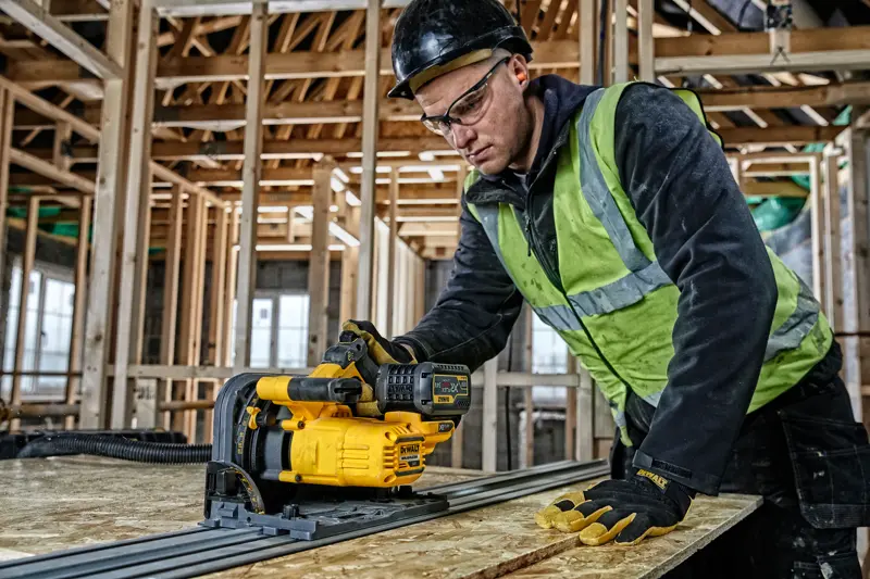 Foto DEWALT sierra de carril DCS520T2-QW, DCS520T2-XE, DCS520T2 usándose en madera obra.