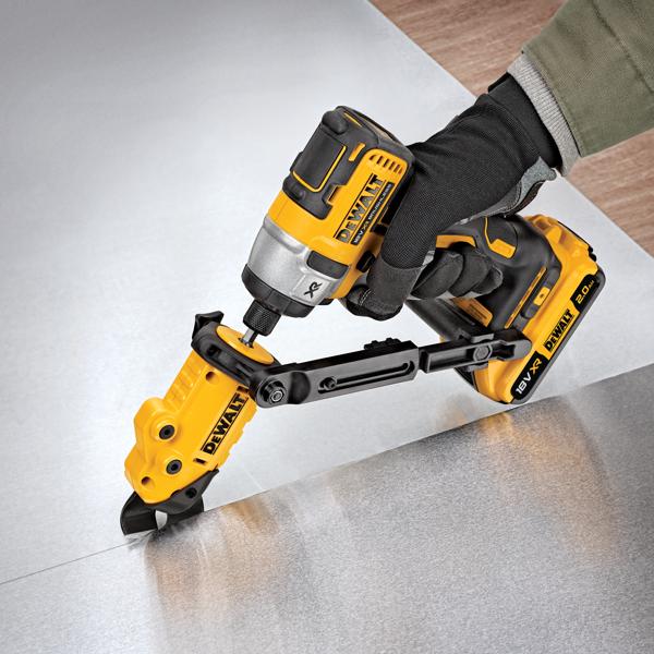 Una persona con guantes está utilizando una herramienta eléctrica amarilla y negra DEWALT DT70620 para cortar una lámina de metal. La herramienta funciona con batería y tiene un accesorio de corte para trabajos de precisión.