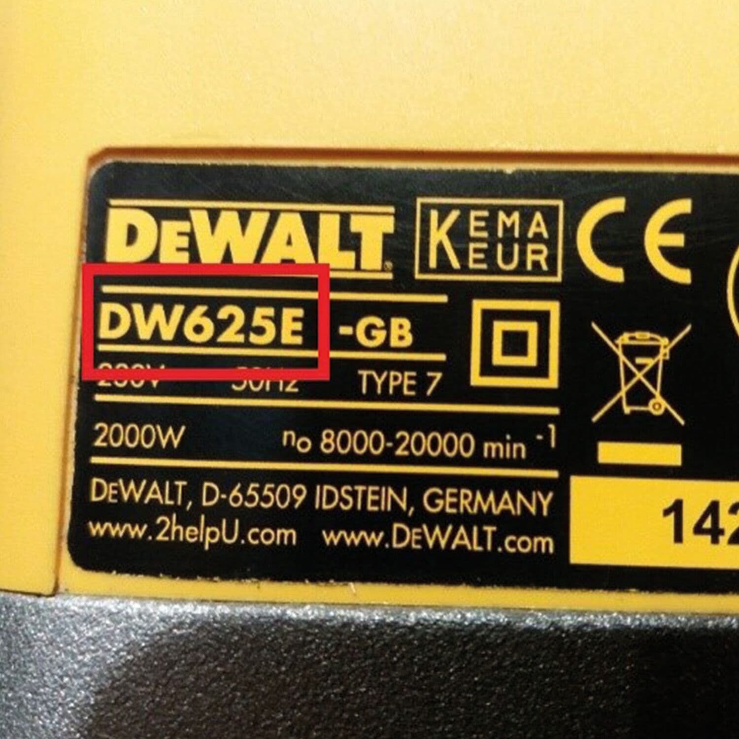 Primer plano de una etiqueta de producto DEWALT que muestra el número de modelo DW625E, junto con especificaciones técnicas y marcas de certificación.