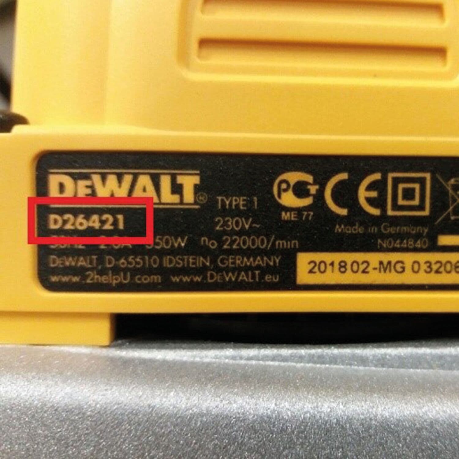 Primer plano de la etiqueta de una herramienta eléctrica DEWALT que muestra el número de modelo D26421 resaltado en rojo, junto con especificaciones técnicas y marcas de certificación.